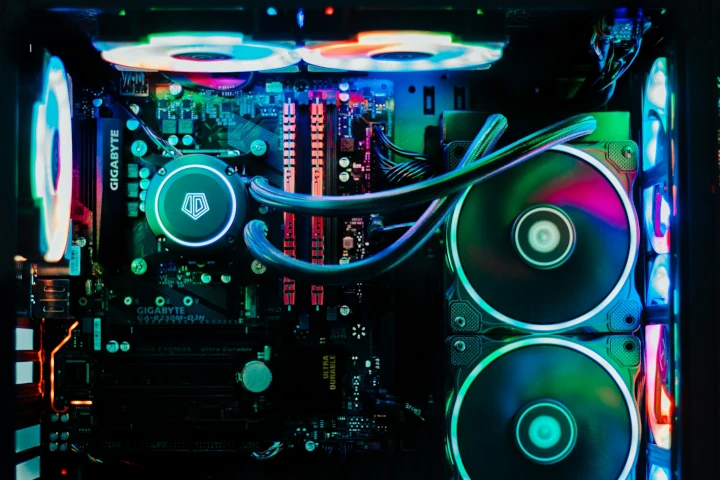 Innenansicht eines individuellen PCs mit vielen RGB-Lichtern
