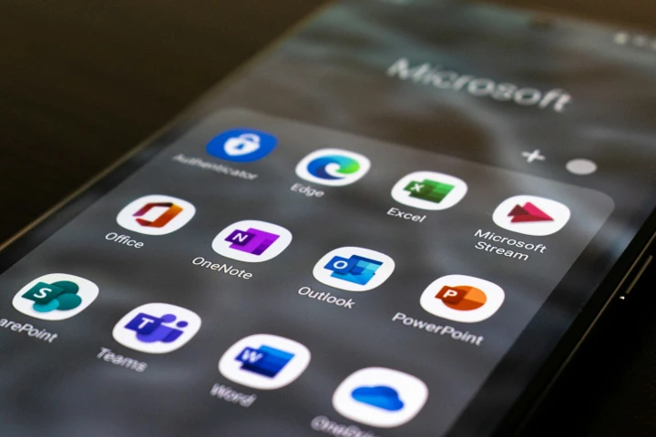 Oberfläche eines Smartphones mit verschiedenen Microsoft-Apps