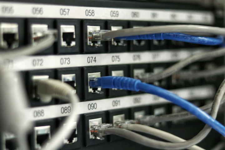 Hinterseite eines Server-Racks, mit vielen Lan-Kabeln