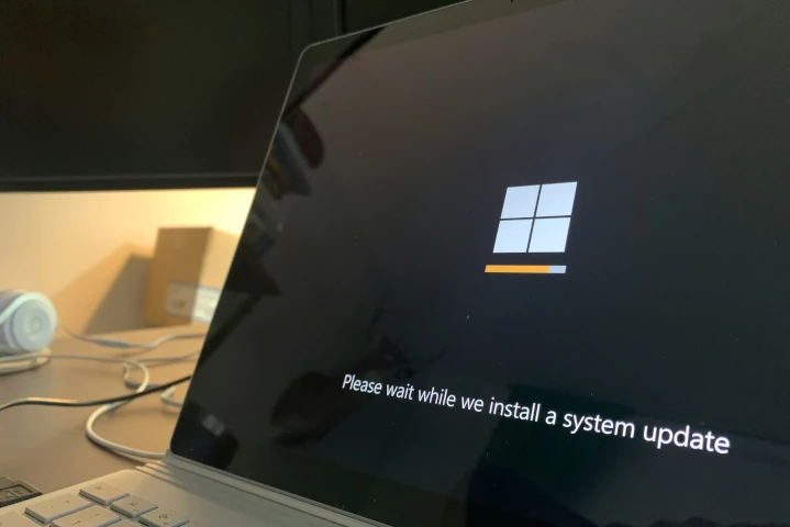 Laptop-Bildschirm mit einem Ladescreen